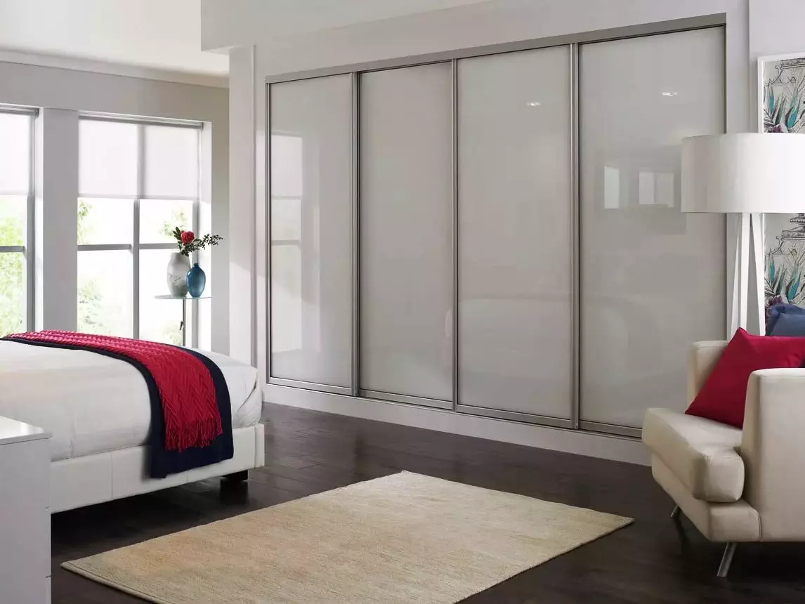 Omare za belo spalnica (65 fotografij): kotne omare z nihalnimi vrati in sijajem, klasičnimi vgrajenimi modeli z ogledalom in drugimi možnostmi 9940_22