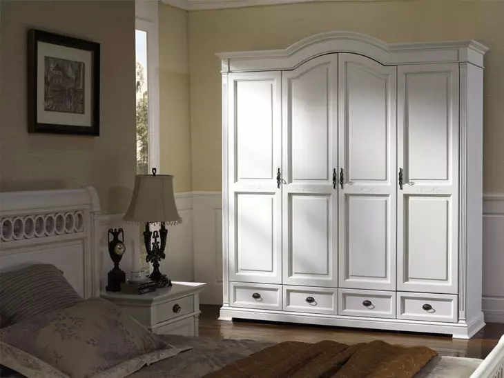 Skříně bílé ložnice (65 fotografií): Rohové skříně s houpacími dveřmi a leskem, klasické vestavěné modely se zrcadlem a dalšími možnostmi 9940_25
