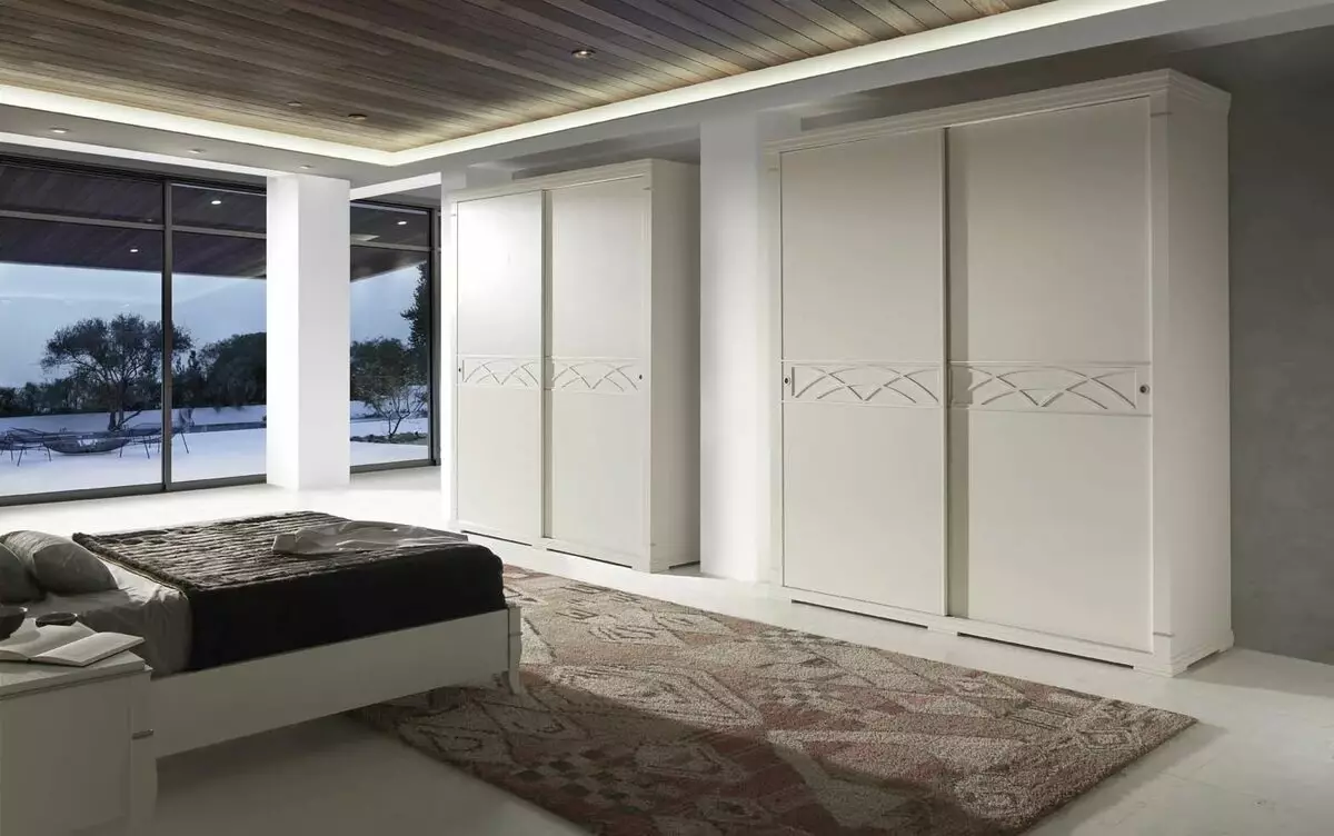 흰색 침실 캐비닛 (65 장의 사진) : 스윙 도어와 광택이있는 코너 캐비닛, 거울 및 기타 옵션이있는 클래식 내장형 모델 9940_27