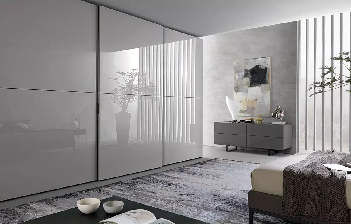 Vita sovrumsskåp (65 bilder): hörnskåp med svängdörrar och glans, klassiska inbyggda modeller med spegel och andra alternativ 9940_28