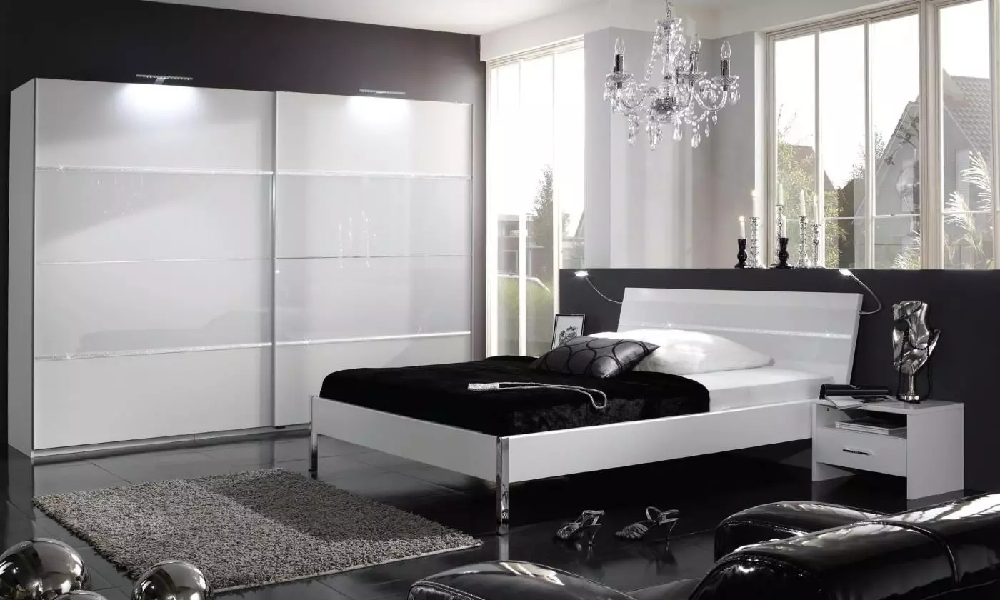 Vita sovrumsskåp (65 bilder): hörnskåp med svängdörrar och glans, klassiska inbyggda modeller med spegel och andra alternativ 9940_29