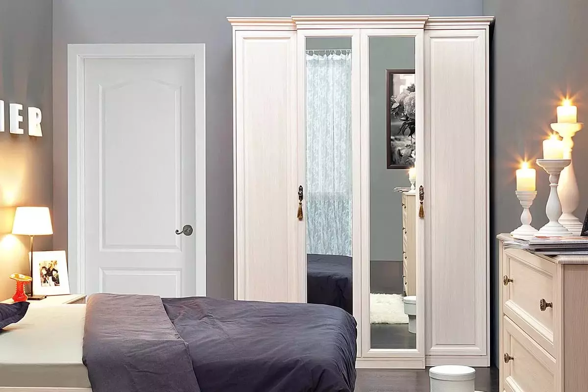 Omare za belo spalnica (65 fotografij): kotne omare z nihalnimi vrati in sijajem, klasičnimi vgrajenimi modeli z ogledalom in drugimi možnostmi 9940_32