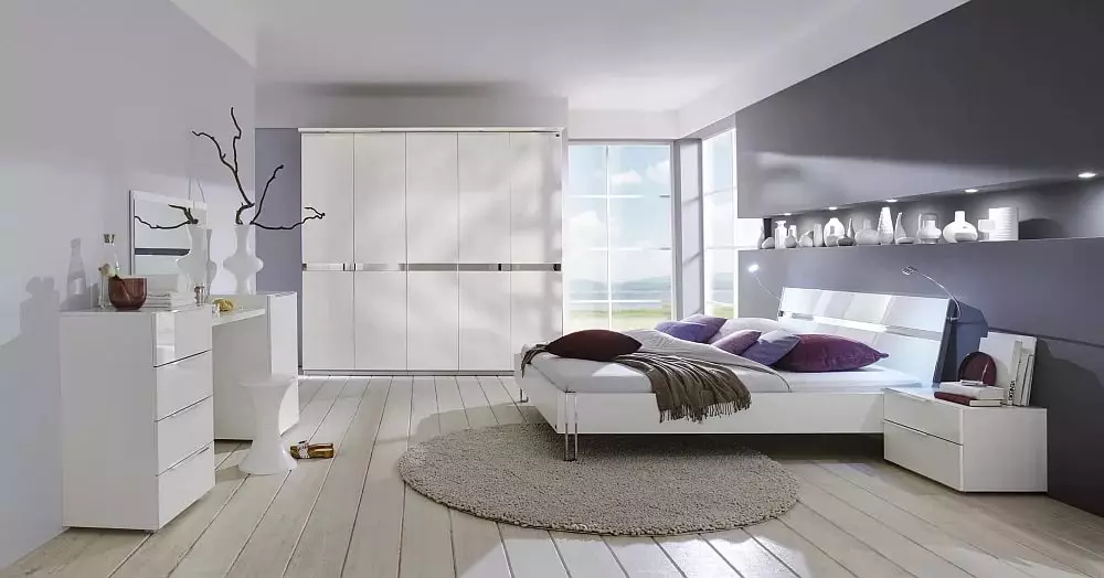 흰색 침실 캐비닛 (65 장의 사진) : 스윙 도어와 광택이있는 코너 캐비닛, 거울 및 기타 옵션이있는 클래식 내장형 모델 9940_34