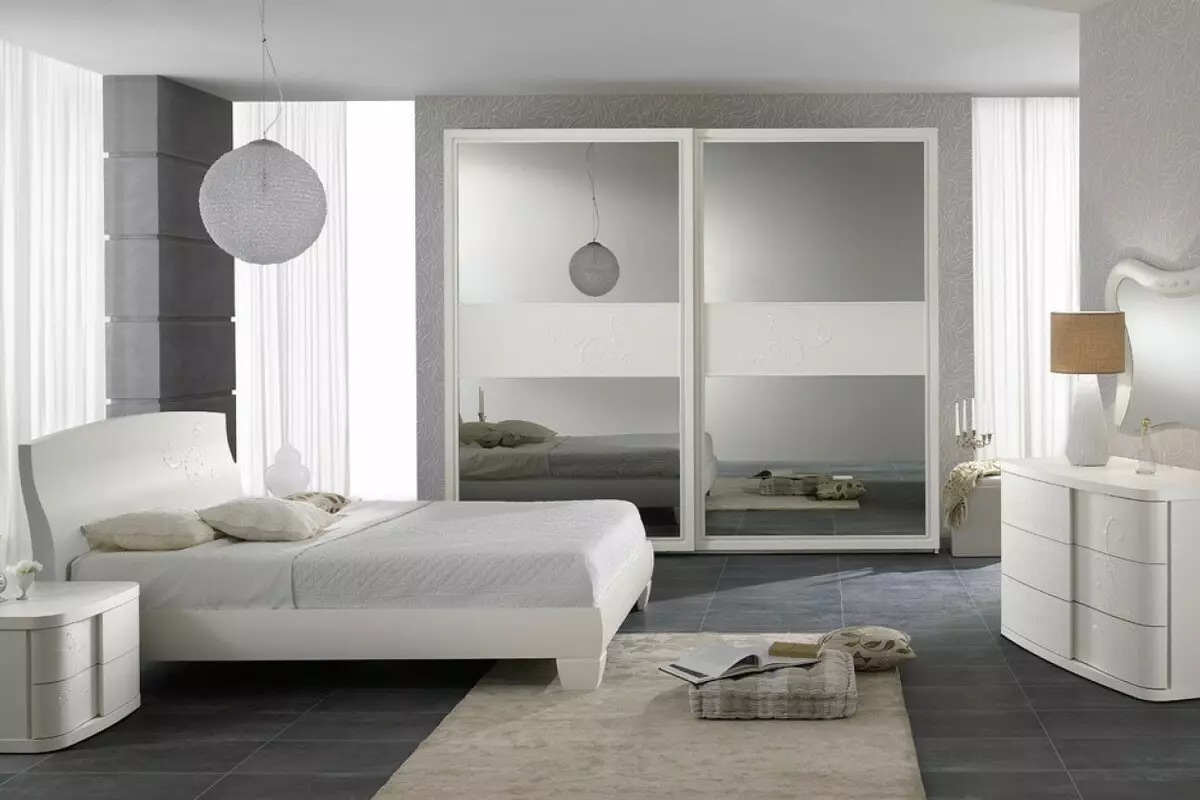 흰색 침실 캐비닛 (65 장의 사진) : 스윙 도어와 광택이있는 코너 캐비닛, 거울 및 기타 옵션이있는 클래식 내장형 모델 9940_36