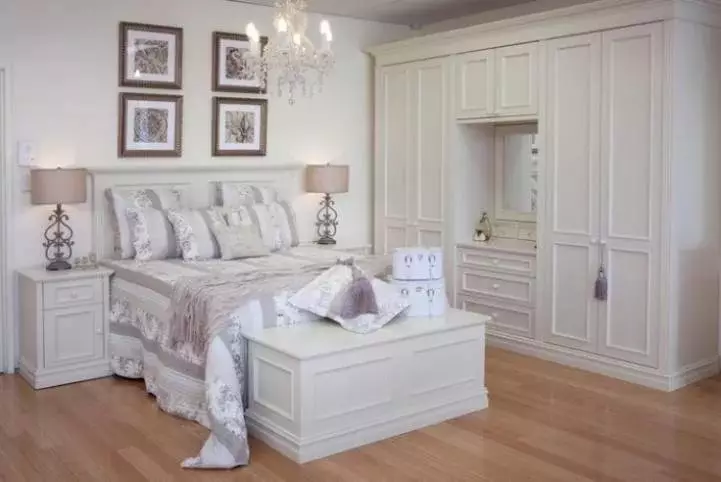 White bedroom cabinets (65 mga larawan): Corner cabinets na may swing door at gloss, classic built-in na mga modelo na may mirror at iba pang mga pagpipilian 9940_38