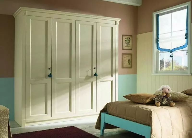 Шкафове за спалня (65 снимки): Ъглови шкафове с люлеещи се врати и гланц, класически вградени модели с огледало и други опции 9940_39