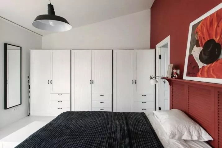 Vita sovrumsskåp (65 bilder): hörnskåp med svängdörrar och glans, klassiska inbyggda modeller med spegel och andra alternativ 9940_4