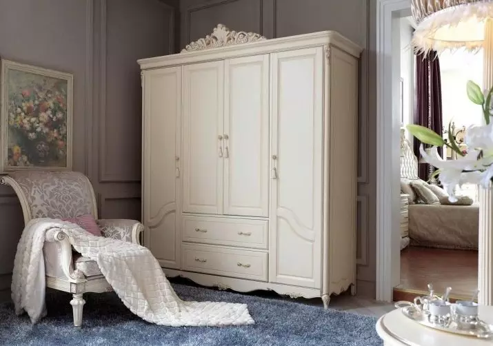 Vita sovrumsskåp (65 bilder): hörnskåp med svängdörrar och glans, klassiska inbyggda modeller med spegel och andra alternativ 9940_40