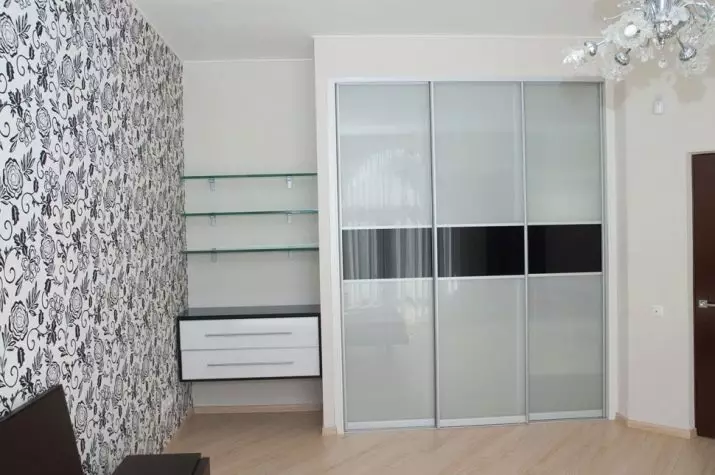 흰색 침실 캐비닛 (65 장의 사진) : 스윙 도어와 광택이있는 코너 캐비닛, 거울 및 기타 옵션이있는 클래식 내장형 모델 9940_43