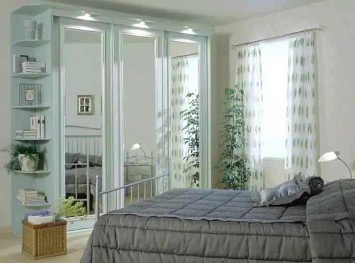 Vita sovrumsskåp (65 bilder): hörnskåp med svängdörrar och glans, klassiska inbyggda modeller med spegel och andra alternativ 9940_44
