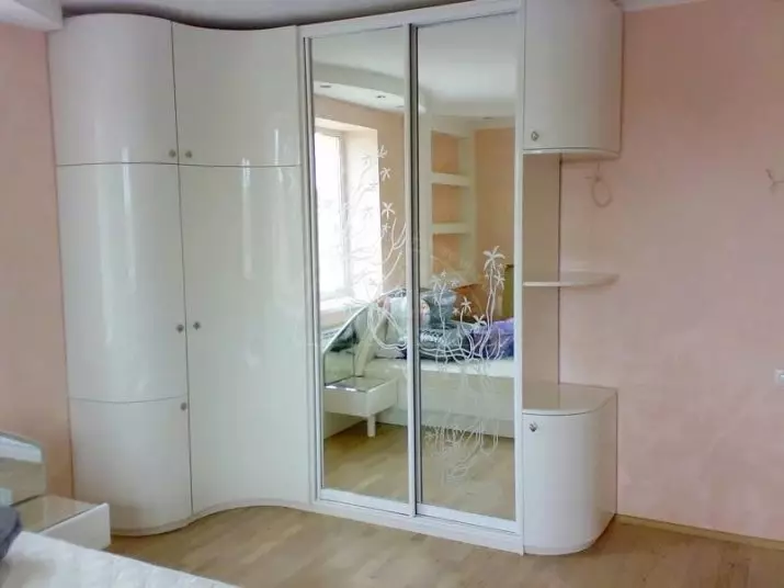 Valge magamistoa kapid (65 fotot): nurgakapid koos kiikde uksed ja läikega, klassikaline sisseehitatud mudelid peegel ja muud võimalused 9940_47