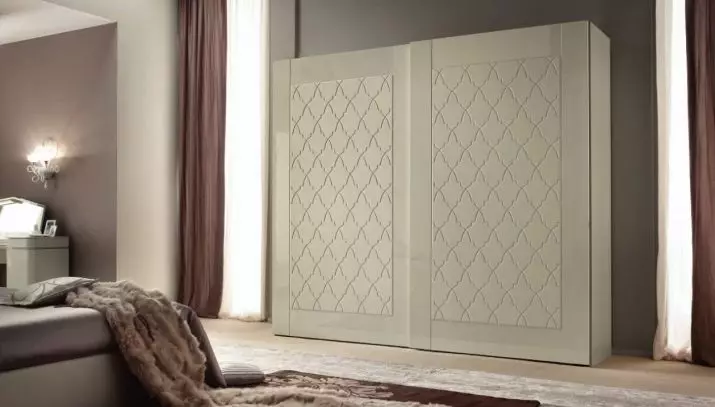 Vita sovrumsskåp (65 bilder): hörnskåp med svängdörrar och glans, klassiska inbyggda modeller med spegel och andra alternativ 9940_48