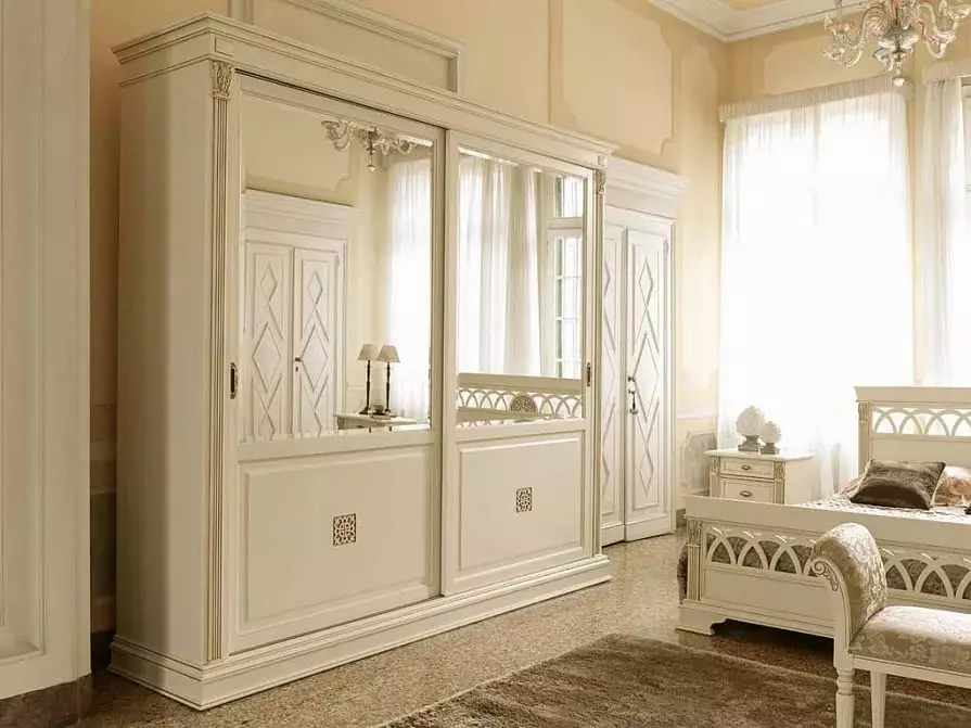 White bedroom cabinets (65 mga larawan): Corner cabinets na may swing door at gloss, classic built-in na mga modelo na may mirror at iba pang mga pagpipilian 9940_54