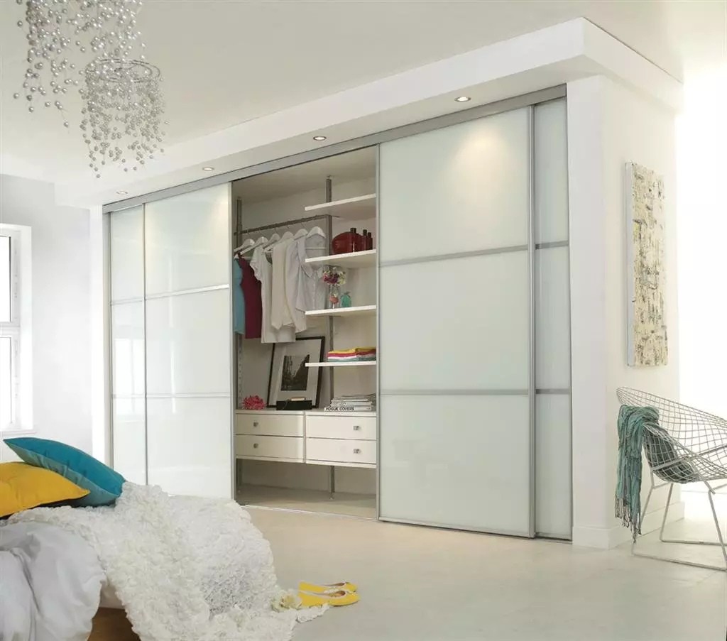 흰색 침실 캐비닛 (65 장의 사진) : 스윙 도어와 광택이있는 코너 캐비닛, 거울 및 기타 옵션이있는 클래식 내장형 모델 9940_57