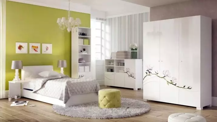 Omare za belo spalnica (65 fotografij): kotne omare z nihalnimi vrati in sijajem, klasičnimi vgrajenimi modeli z ogledalom in drugimi možnostmi 9940_6