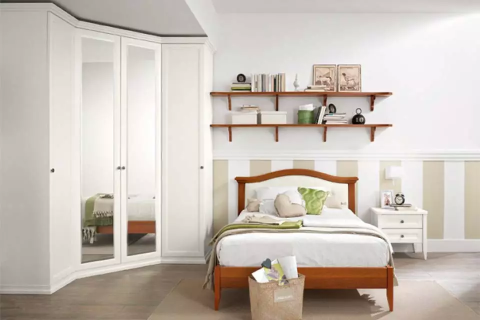 흰색 침실 캐비닛 (65 장의 사진) : 스윙 도어와 광택이있는 코너 캐비닛, 거울 및 기타 옵션이있는 클래식 내장형 모델 9940_61