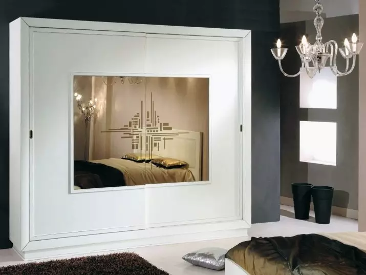 흰색 침실 캐비닛 (65 장의 사진) : 스윙 도어와 광택이있는 코너 캐비닛, 거울 및 기타 옵션이있는 클래식 내장형 모델 9940_64