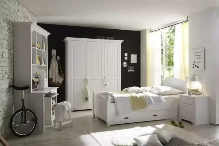 Vita sovrumsskåp (65 bilder): hörnskåp med svängdörrar och glans, klassiska inbyggda modeller med spegel och andra alternativ 9940_7