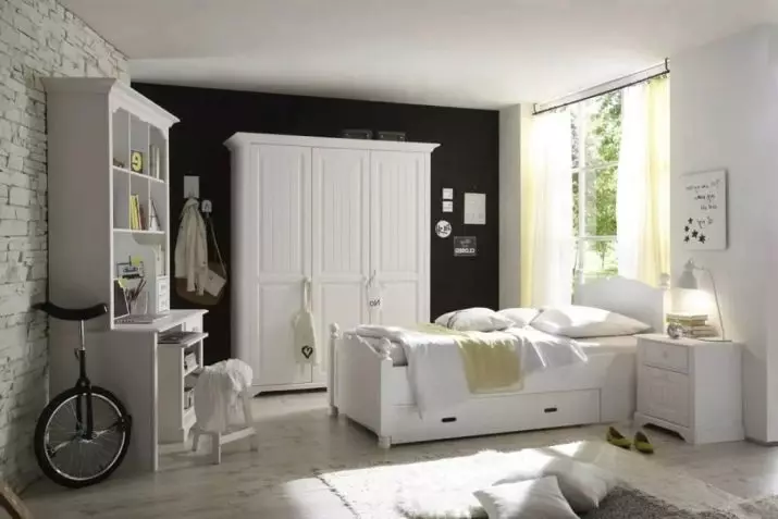 White bedroom cabinets (65 mga larawan): Corner cabinets na may swing door at gloss, classic built-in na mga modelo na may mirror at iba pang mga pagpipilian 9940_7