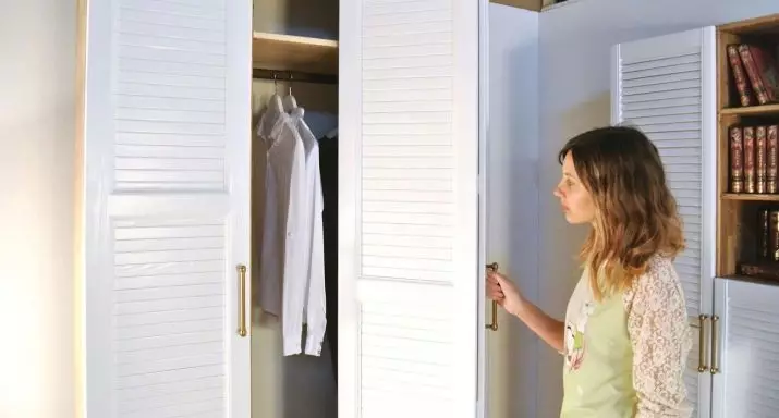 Skříně bílé ložnice (65 fotografií): Rohové skříně s houpacími dveřmi a leskem, klasické vestavěné modely se zrcadlem a dalšími možnostmi 9940_8