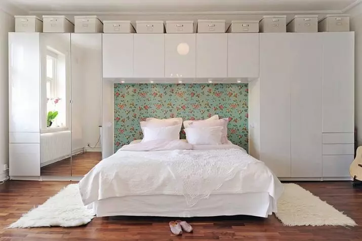Vita sovrumsskåp (65 bilder): hörnskåp med svängdörrar och glans, klassiska inbyggda modeller med spegel och andra alternativ 9940_9