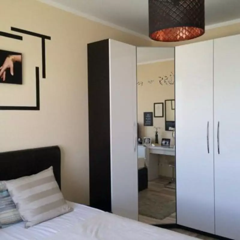 Nurgakapid magamistoas (79 fotot): väikeste sisseehitatud peade ja modulaarsete kappide disaini ideed peegliga, nurkade riidekappide joonised 9942_10