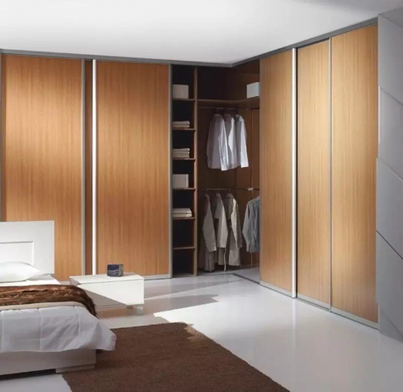 Nurgakapid magamistoas (79 fotot): väikeste sisseehitatud peade ja modulaarsete kappide disaini ideed peegliga, nurkade riidekappide joonised 9942_16