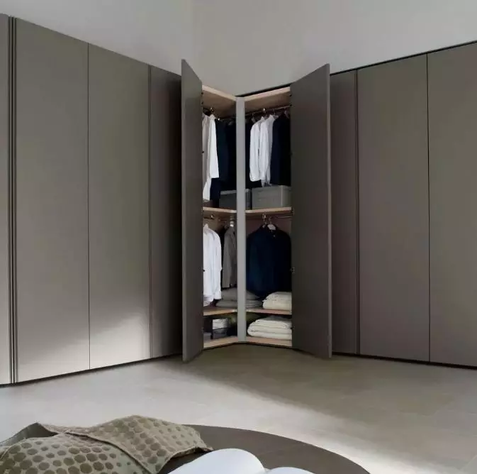 Armoires d'angle dans la chambre (79 photos): Idées de design de petites têtes intégrées et armoires modulaires avec miroir, dessins des armoires angulaires 9942_24