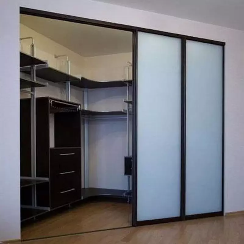 Nurgakapid magamistoas (79 fotot): väikeste sisseehitatud peade ja modulaarsete kappide disaini ideed peegliga, nurkade riidekappide joonised 9942_25
