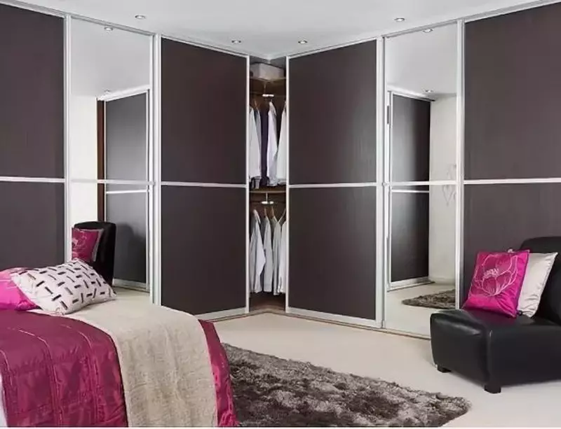 Nurgakapid magamistoas (79 fotot): väikeste sisseehitatud peade ja modulaarsete kappide disaini ideed peegliga, nurkade riidekappide joonised 9942_26
