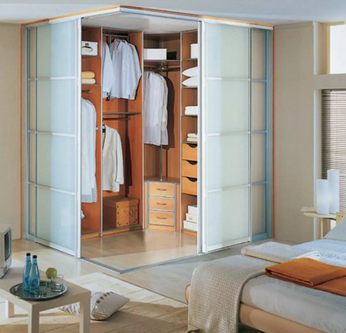 Armaris de cantonada al dormitori (79 fotos): disseny idees de petits caps incrustats i armaris modulars amb un mirall, dibuixos d'armaris angulars 9942_28