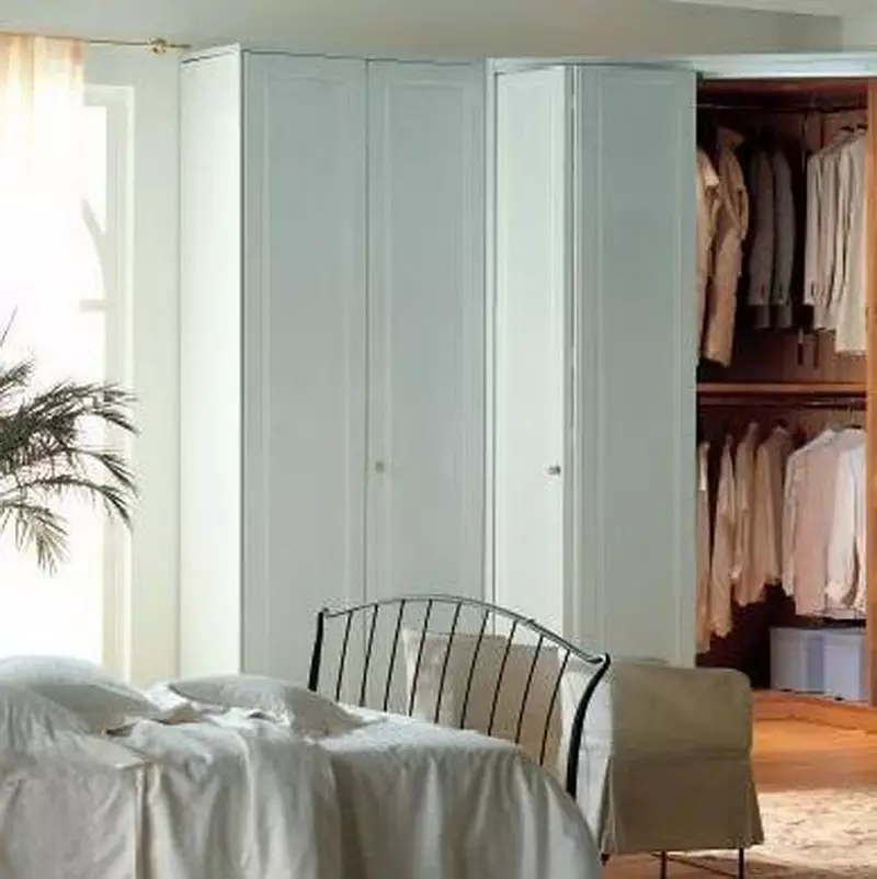 Armaris de cantonada al dormitori (79 fotos): disseny idees de petits caps incrustats i armaris modulars amb un mirall, dibuixos d'armaris angulars 9942_29