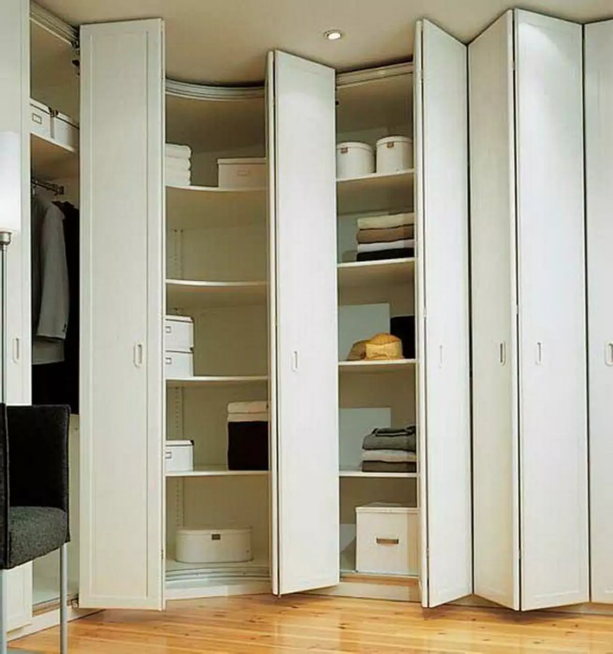 Armoires d'angle dans la chambre (79 photos): Idées de design de petites têtes intégrées et armoires modulaires avec miroir, dessins des armoires angulaires 9942_31