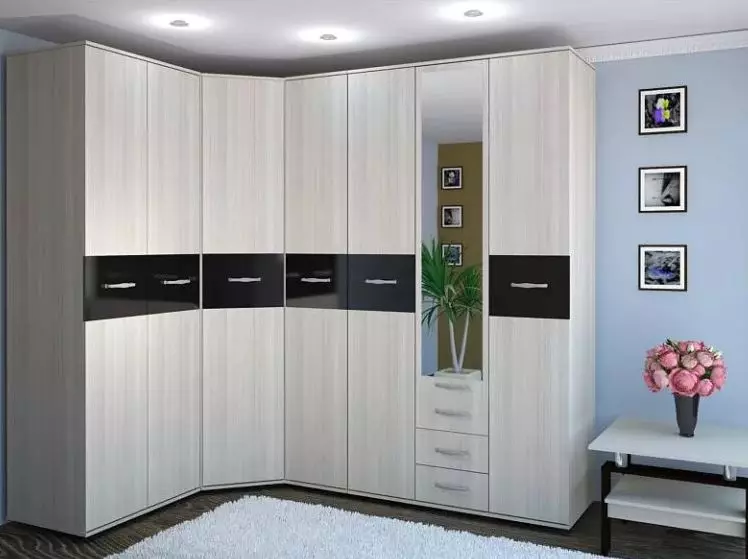 Nurgakapid magamistoas (79 fotot): väikeste sisseehitatud peade ja modulaarsete kappide disaini ideed peegliga, nurkade riidekappide joonised 9942_40