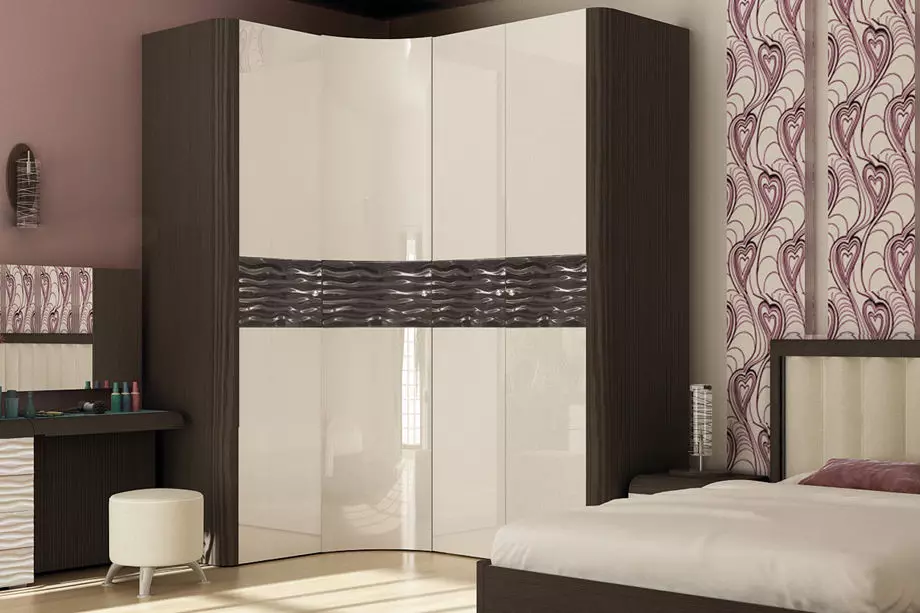Nurgakapid magamistoas (79 fotot): väikeste sisseehitatud peade ja modulaarsete kappide disaini ideed peegliga, nurkade riidekappide joonised 9942_43