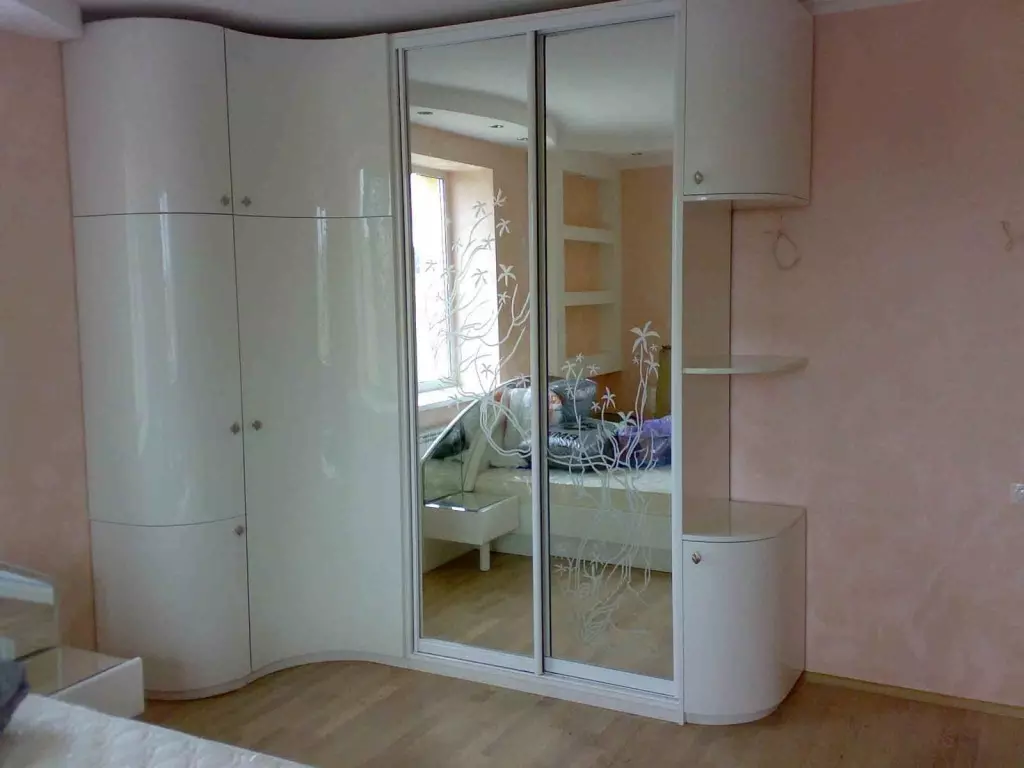 Armaris de cantonada al dormitori (79 fotos): disseny idees de petits caps incrustats i armaris modulars amb un mirall, dibuixos d'armaris angulars 9942_46