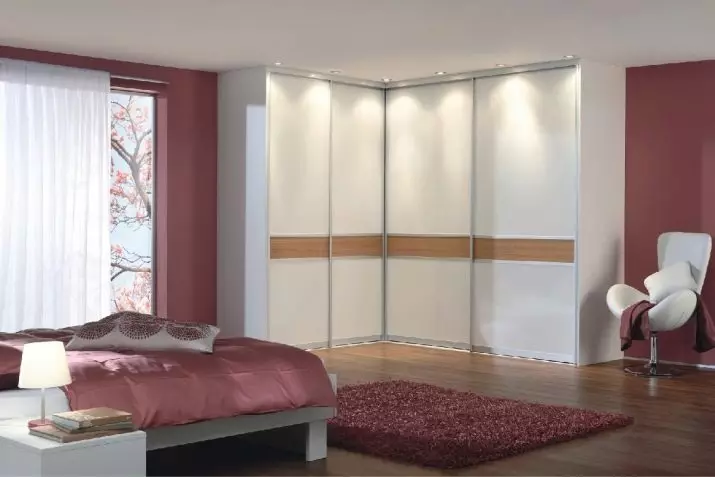 Nurgakapid magamistoas (79 fotot): väikeste sisseehitatud peade ja modulaarsete kappide disaini ideed peegliga, nurkade riidekappide joonised 9942_57