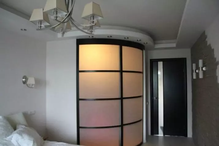 Nurgakapid magamistoas (79 fotot): väikeste sisseehitatud peade ja modulaarsete kappide disaini ideed peegliga, nurkade riidekappide joonised 9942_67