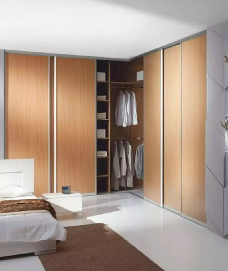 Armaris de cantonada al dormitori (79 fotos): disseny idees de petits caps incrustats i armaris modulars amb un mirall, dibuixos d'armaris angulars 9942_8