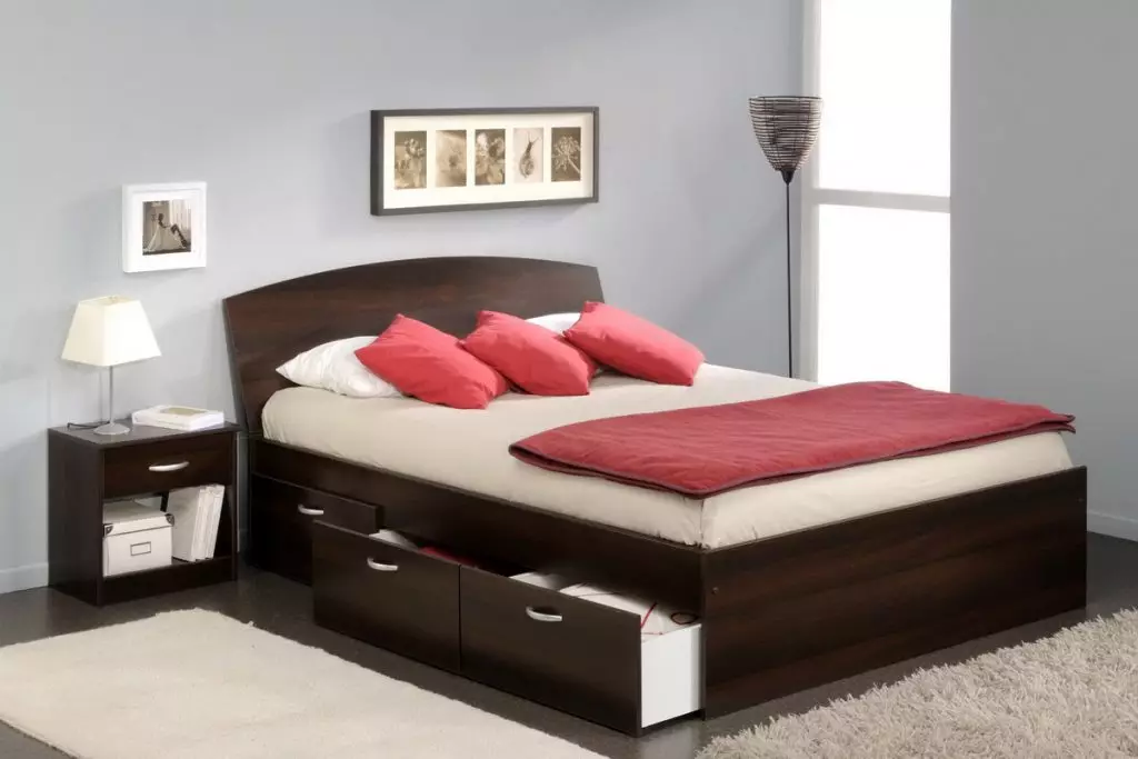 Yatak odası nasıl döşenir? 56 fotoğraf partilere mobilya nasıl koymak? Uzayın ergonomisi ile bir yatak nasıl yerleştirilir? 9943_15