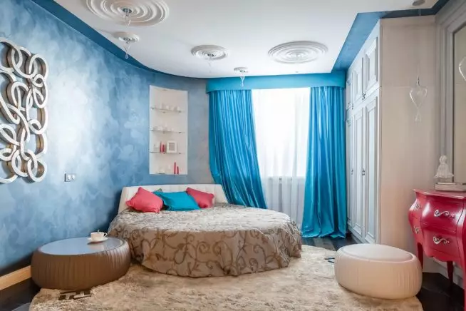 Yatak odası nasıl döşenir? 56 fotoğraf partilere mobilya nasıl koymak? Uzayın ergonomisi ile bir yatak nasıl yerleştirilir? 9943_22