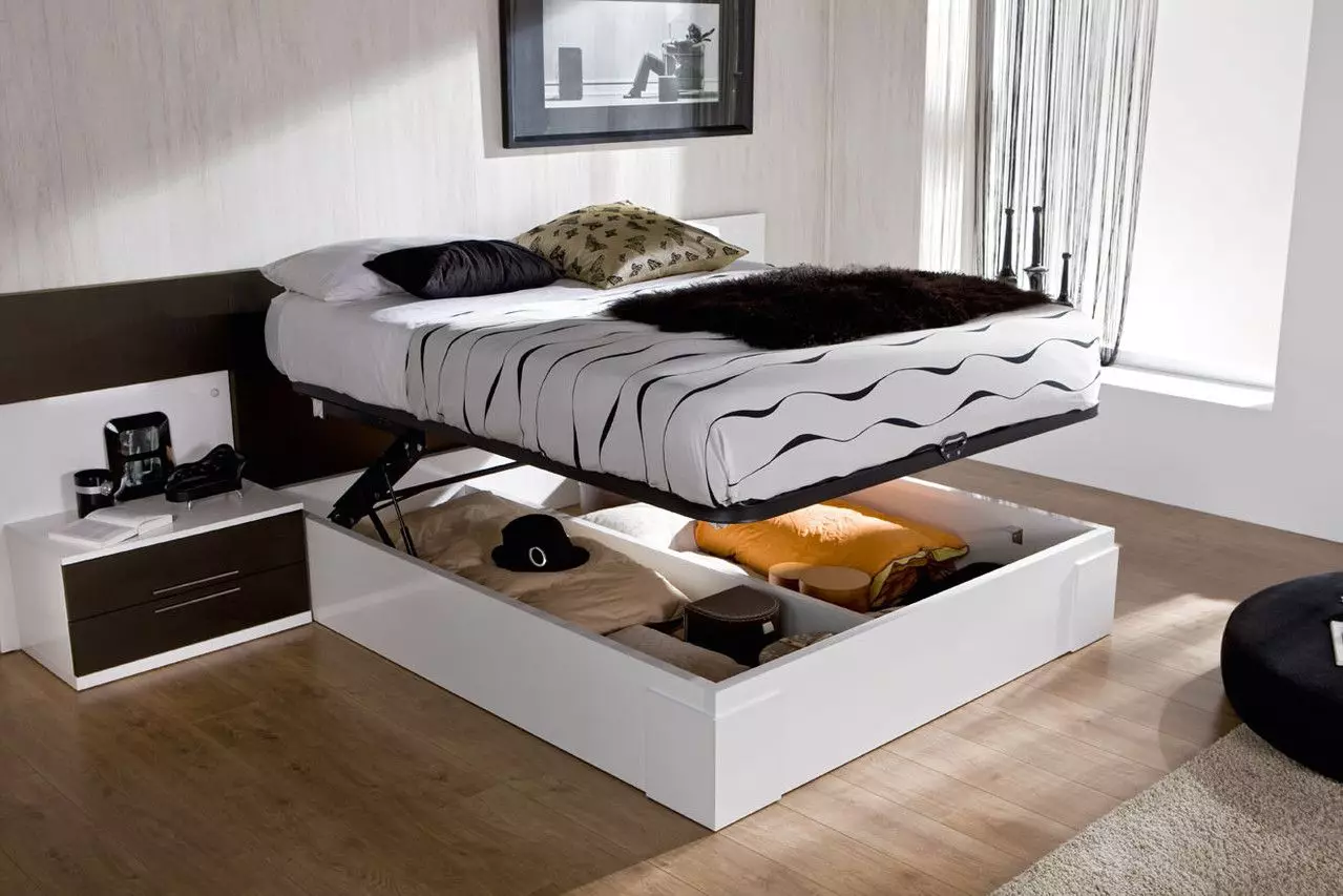 ¿Cómo amueblar el dormitorio? 56 Foto ¿Cómo poner muebles en las fiestas? ¿Cómo colocar una cama con la ergonomía del espacio? 9943_47