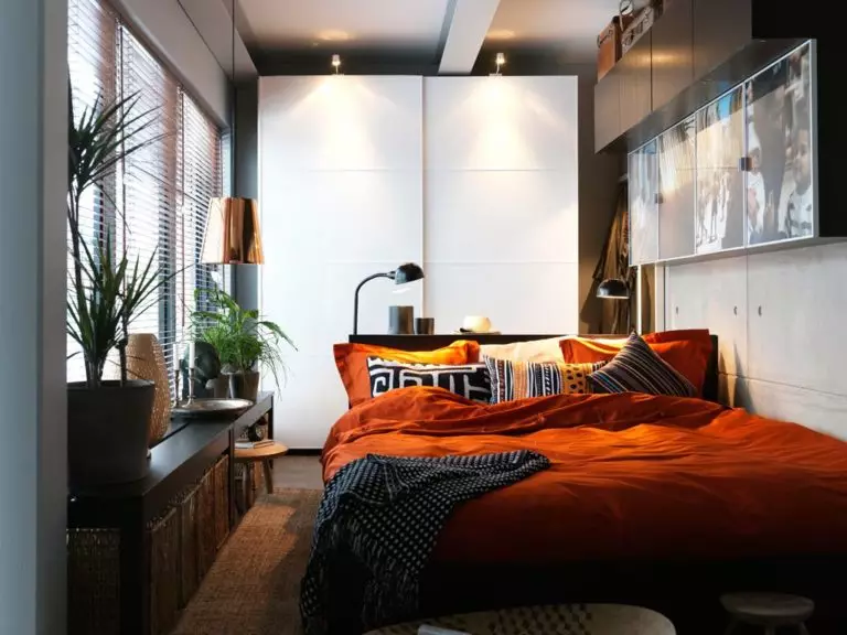 Yatak odası nasıl döşenir? 56 fotoğraf partilere mobilya nasıl koymak? Uzayın ergonomisi ile bir yatak nasıl yerleştirilir? 9943_49