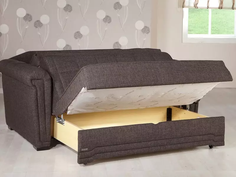 Canapés de la chambre (48 photos): Design de petits canapés et canapé-lit, canapés d'angle haut dans l'intérieur de la chambre à coucher, modèles de chevet moderne et autres options 9946_14