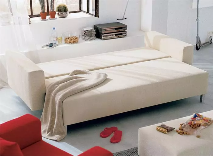 Canapés de la chambre (48 photos): Design de petits canapés et canapé-lit, canapés d'angle haut dans l'intérieur de la chambre à coucher, modèles de chevet moderne et autres options 9946_4