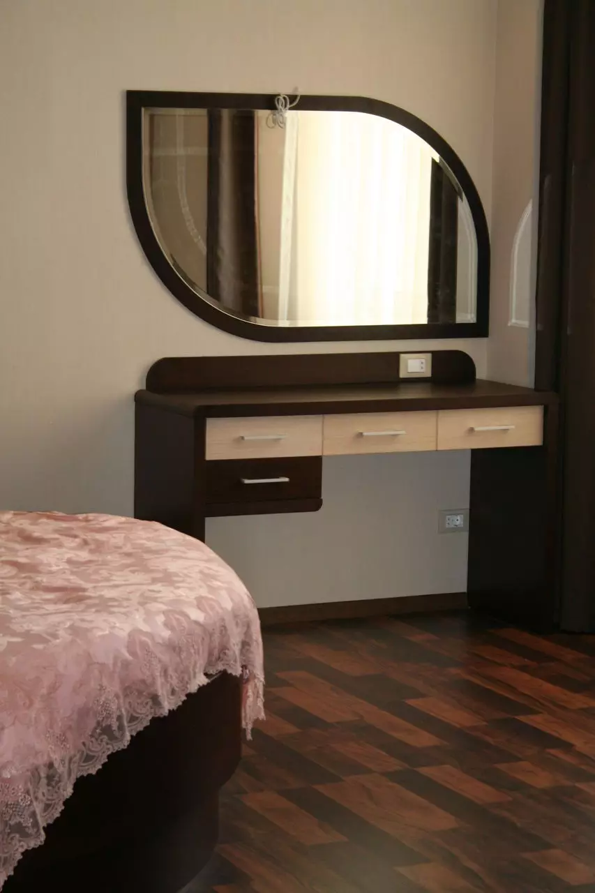 Trūša un troļļi guļamistabā: leņķa spoguļu izmēri, balts trīce un citu toņu modeļi 9952_30