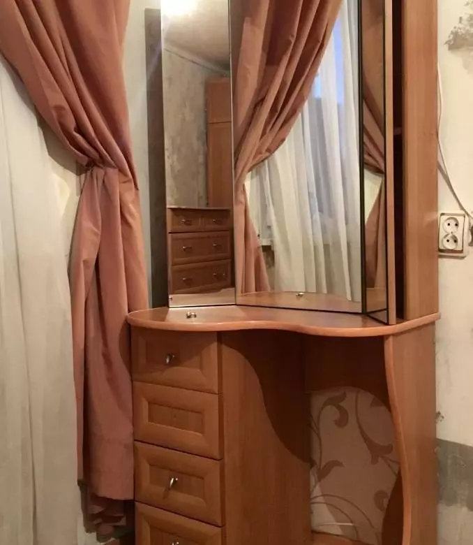 Трума и тролови во спалната соба: Димензиите на аголните огледала, белиот тремор и моделите на други нијанси 9952_34