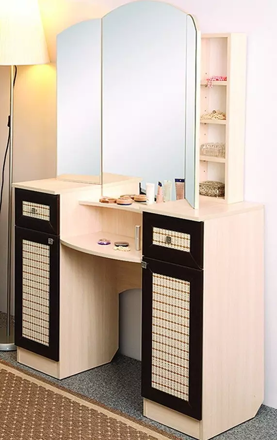 Trūša un troļļi guļamistabā: leņķa spoguļu izmēri, balts trīce un citu toņu modeļi 9952_37