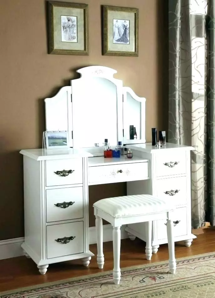 Trūša un troļļi guļamistabā: leņķa spoguļu izmēri, balts trīce un citu toņu modeļi 9952_6