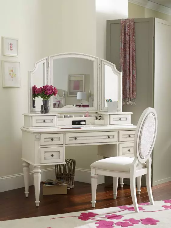 Truma dan Trolls di bilik tidur: dimensi cermin sudut, gegaran putih dan model-model warna lain 9952_7